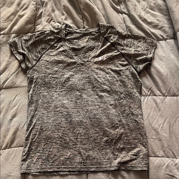 Under Armour Bundle of 7 Tees - size LARGE - Picture 5 of 9